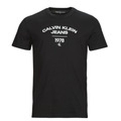 Camiseta VARSITY CURVE LOGO T-SHIRT para hombre - Calvin Klein Jeans - Modalova