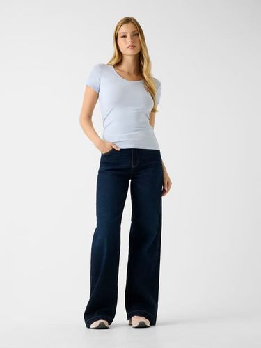 Camiseta Ajustada Con Logo Triangular - Guess - Modalova