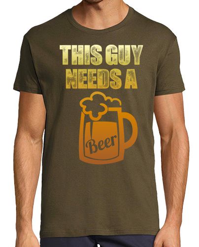 Camiseta este tipo necesita una cerveza - latostadora.com - Modalova