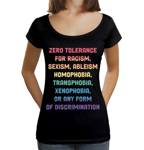 Camiseta Mujer Cuello Ancho Loose Fit tolerancia cero al racismo sexismo laTostadora - latostadora.com - Modalova