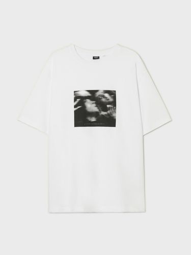Camiseta blanca con estampado - Cropp - Modalova