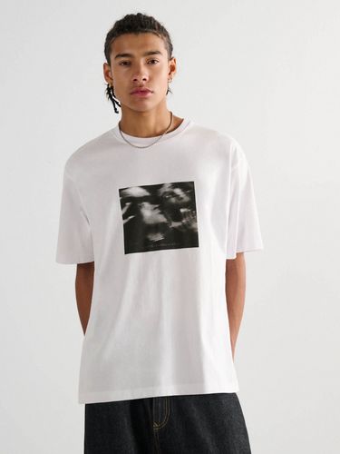 Camiseta blanca con estampado - Cropp - Modalova