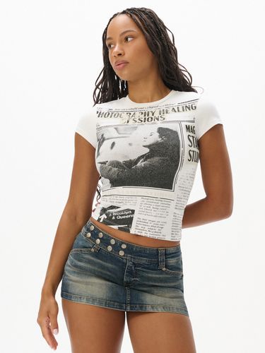Camiseta blanca con estampado - Cropp - Modalova