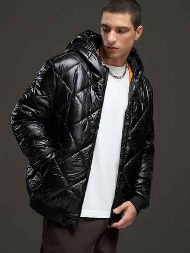 Chaqueta acolchada negra con capucha - Cropp - Modalova