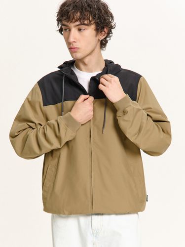 Chaqueta ligera con capucha - Cropp - Modalova