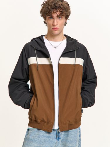Chaqueta ligera con capucha - Cropp - Modalova