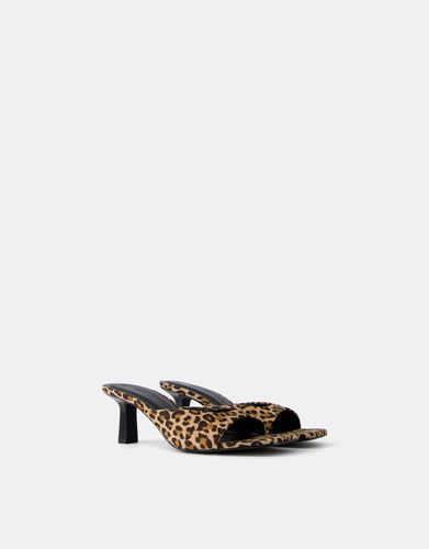 Sandalia Tacón Kitten Animal Print Mujer 35 - Bershka - Modalova