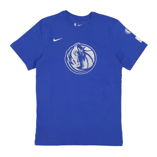 NBA Logo Essential Tee - Nike - Modalova