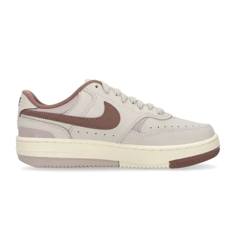 Gamma Force Low Shoe Light Bone - Nike - Modalova