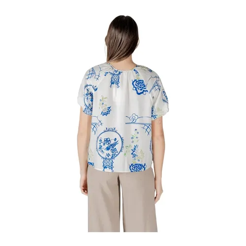 Floral Button-Down Blouse with Round Neck - Ichi - Modalova