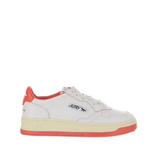 Red Sneakers by Autry - Maison Kitsuné - Modalova