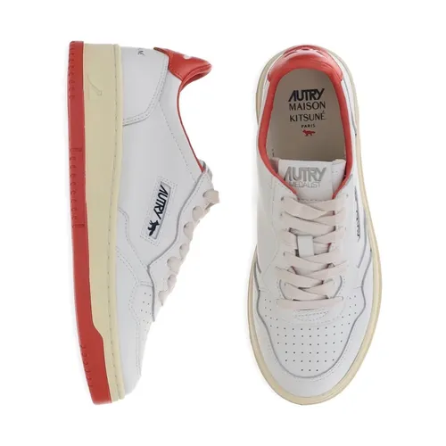 Red Sneakers by Autry - Maison Kitsuné - Modalova