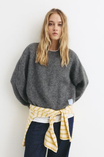 Pull En Maille À Côtes Perlées Douce - Pull&Bear - Modalova
