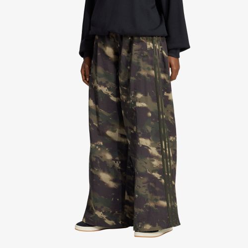 Pantaloni adidas Badigirl Camouflage Adilenium Track Pant / / M - adidas Originals - Modalova