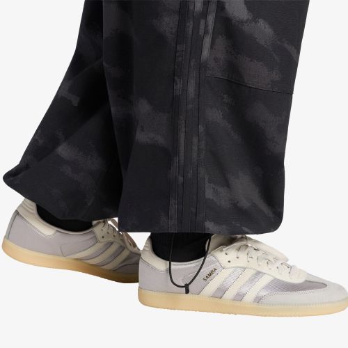 Pantaloni adidas Camo Pants Black L - adidas Originals - Modalova