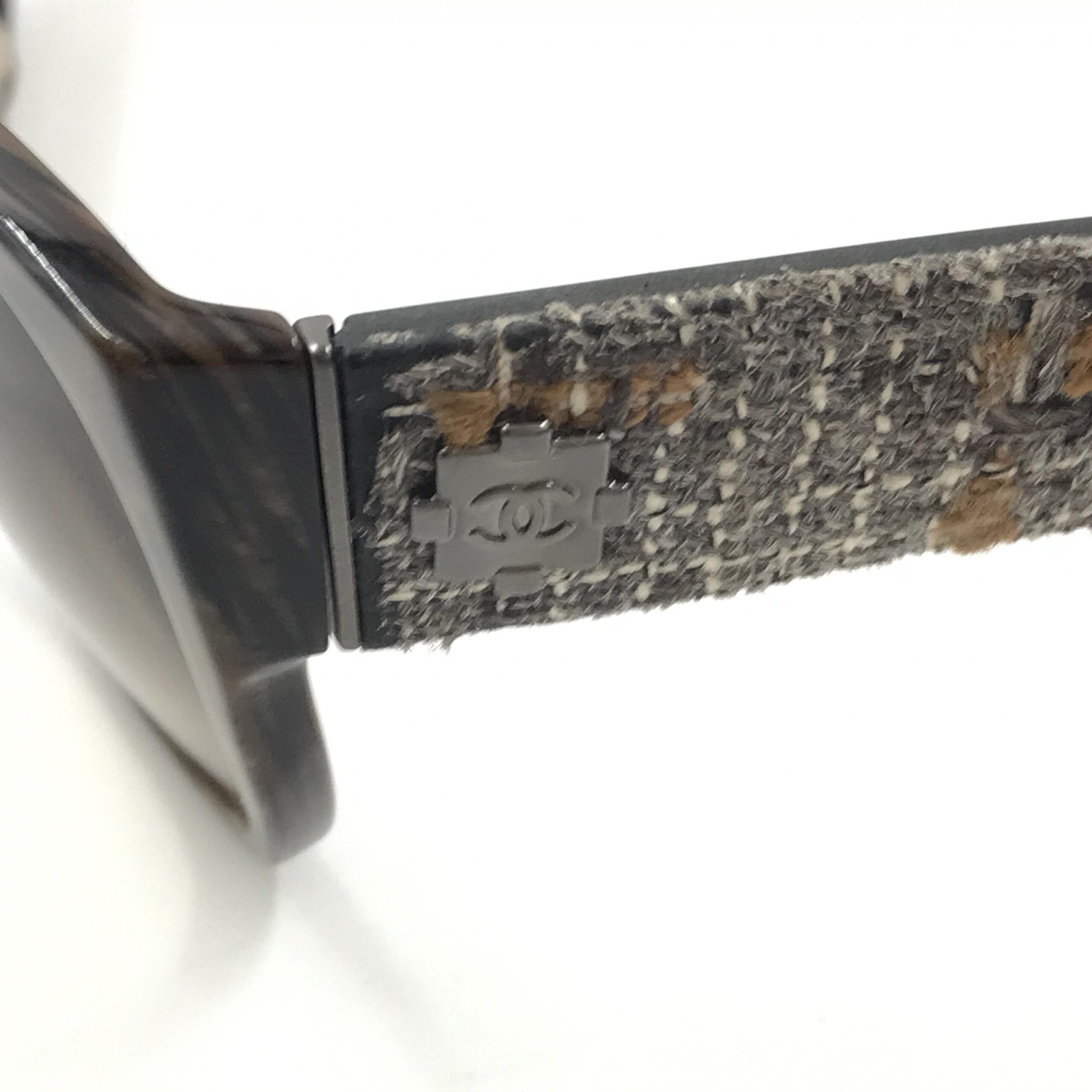 Frame With Tweed Accents Women's Sunglasses (Pre-Owned) - Chanel - Modalova