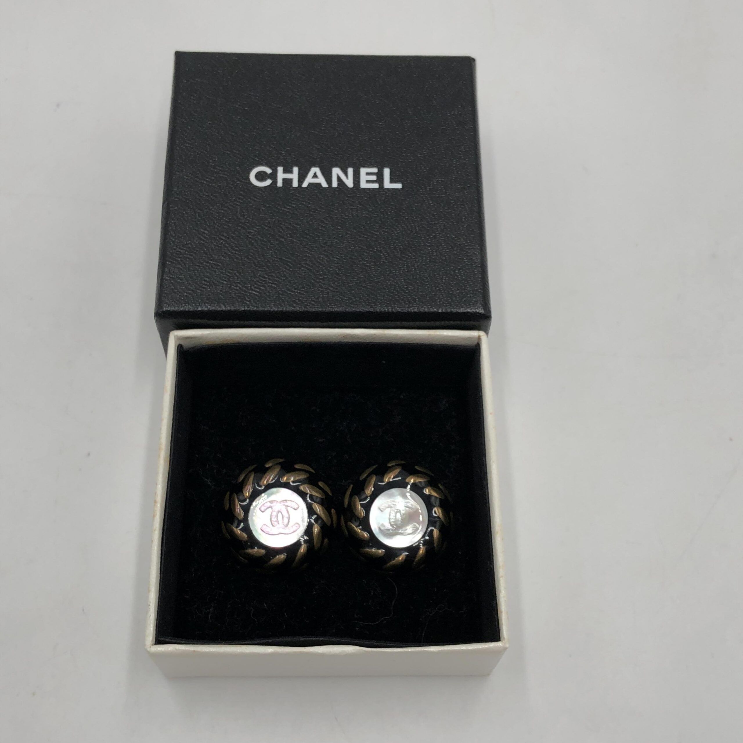 CC Button Clip-On Women's Earrings (Pre-Owned) - Chanel - Modalova