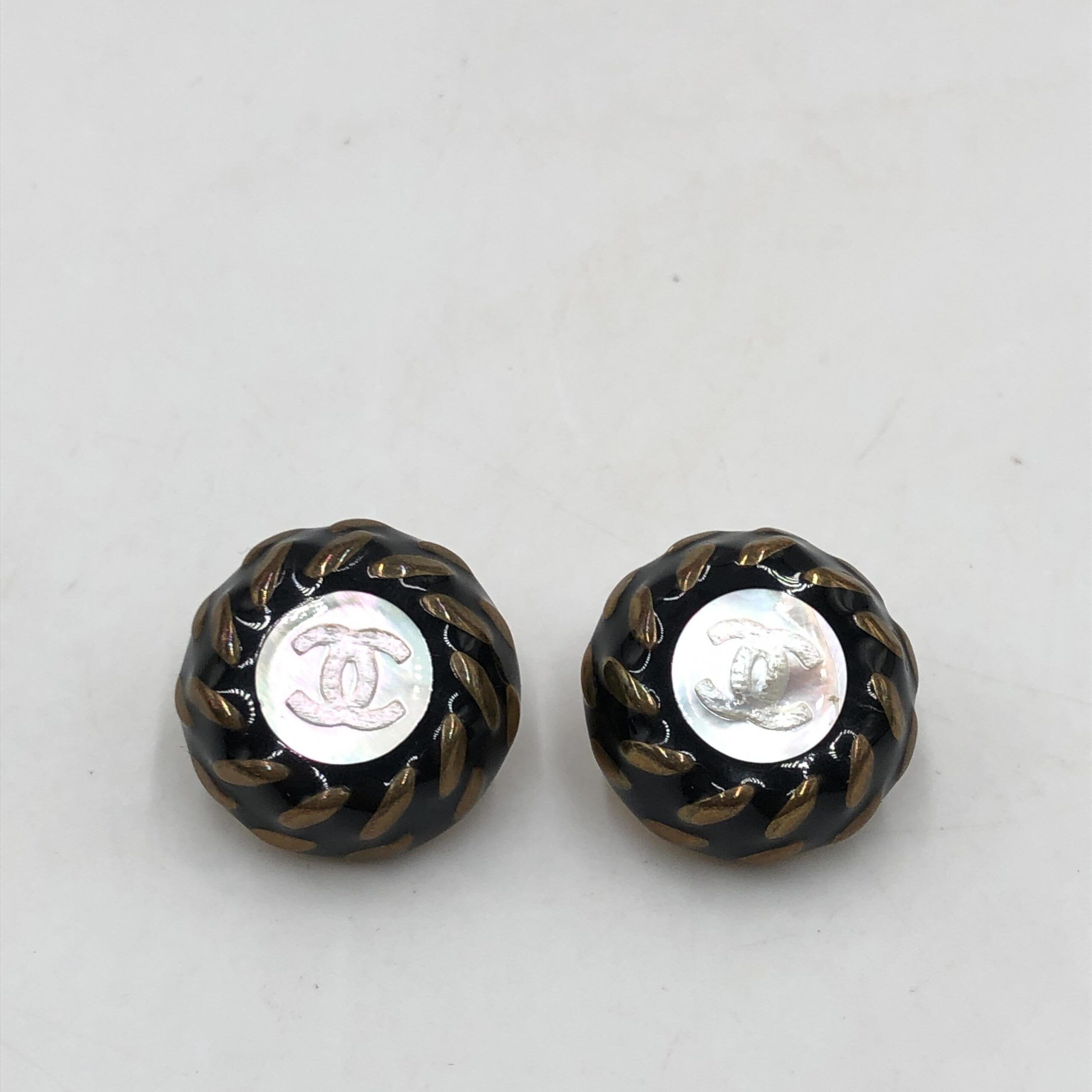 CC Button Clip-On Women's Earrings (Pre-Owned) - Chanel - Modalova