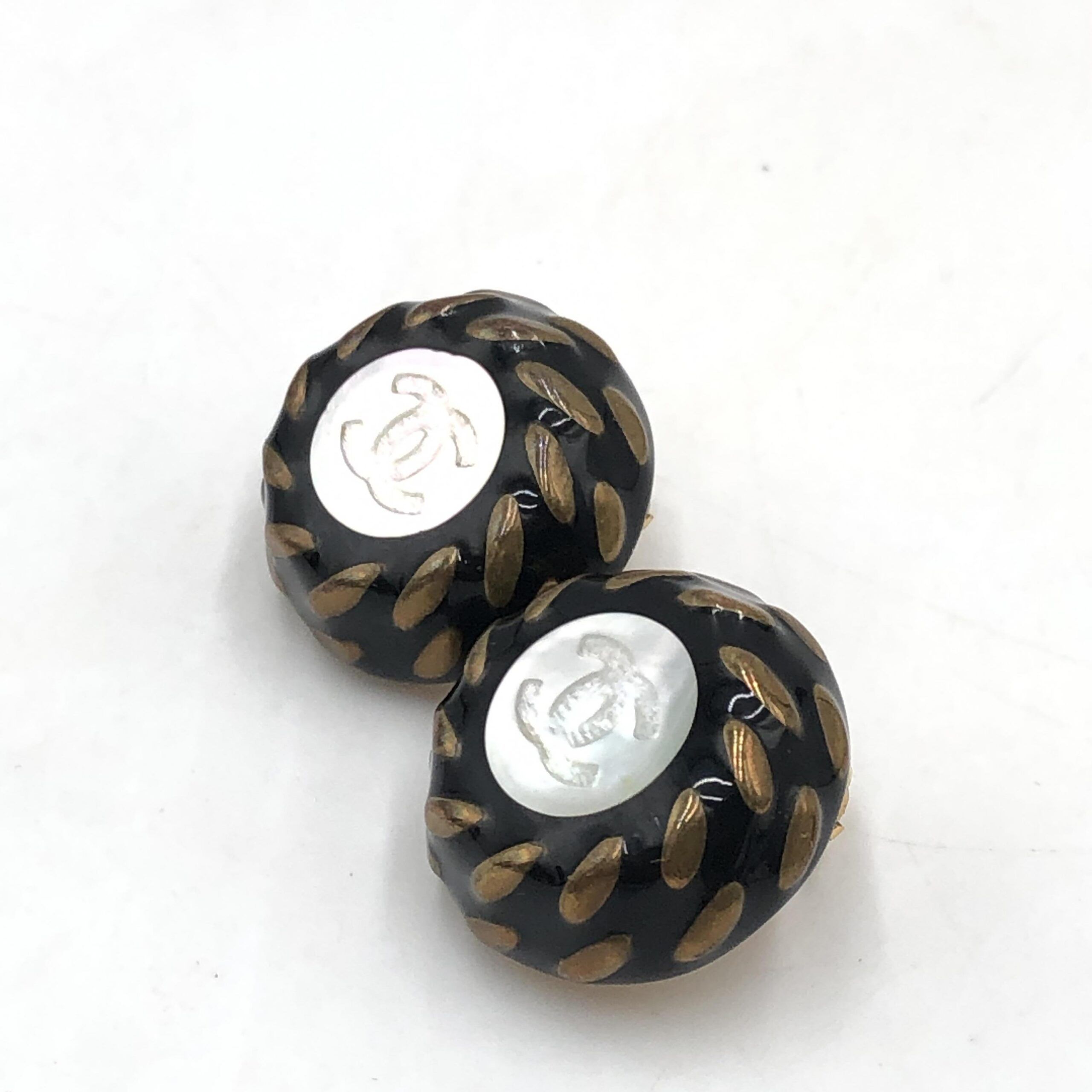 CC Button Clip-On Women's Earrings (Pre-Owned) - Chanel - Modalova