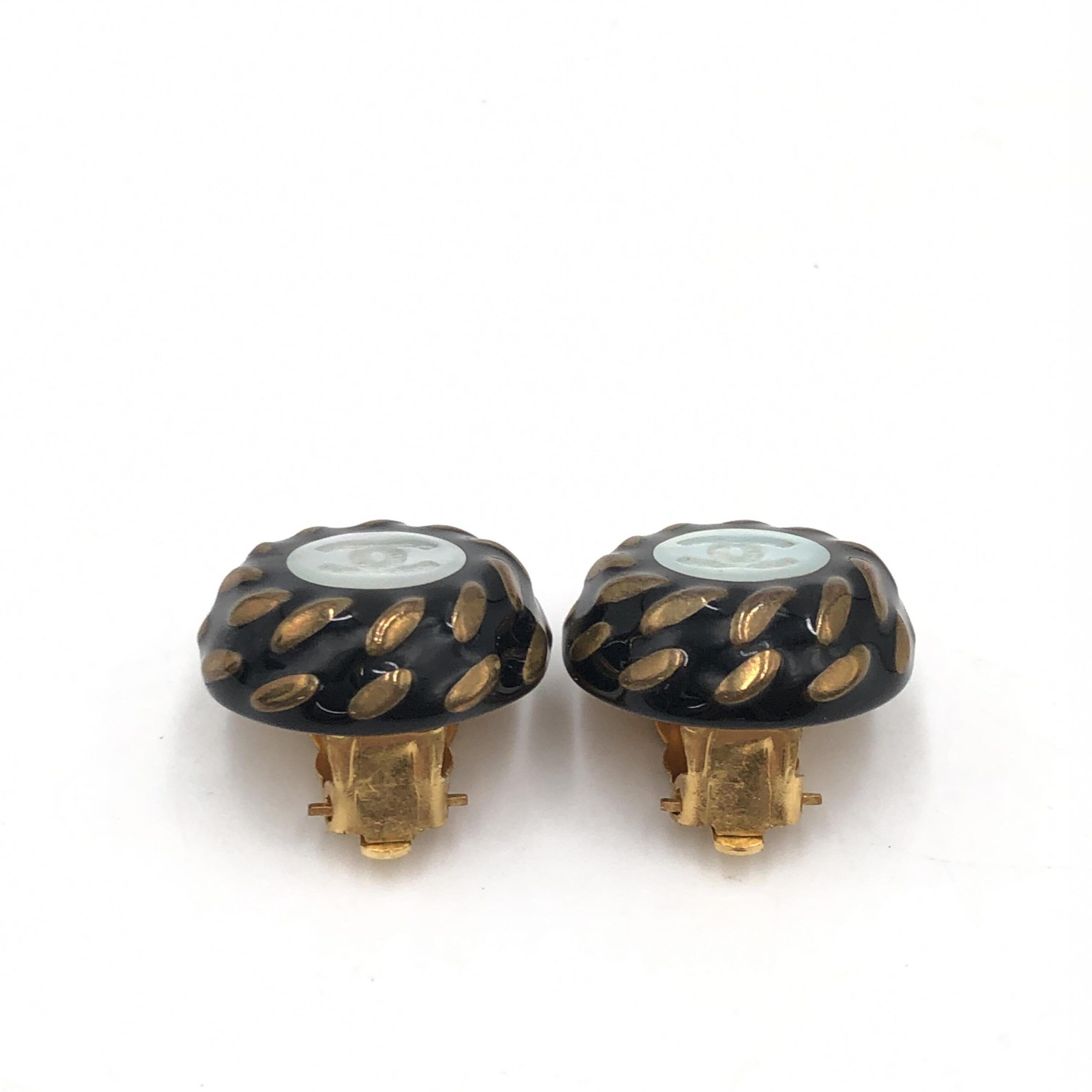 CC Button Clip-On Women's Earrings (Pre-Owned) - Chanel - Modalova