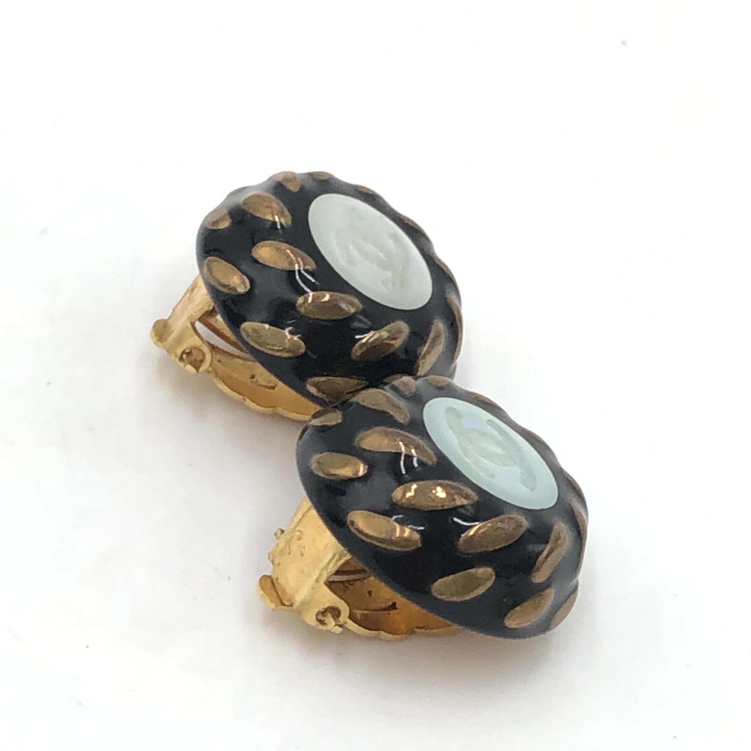 CC Button Clip-On Women's Earrings (Pre-Owned) - Chanel - Modalova