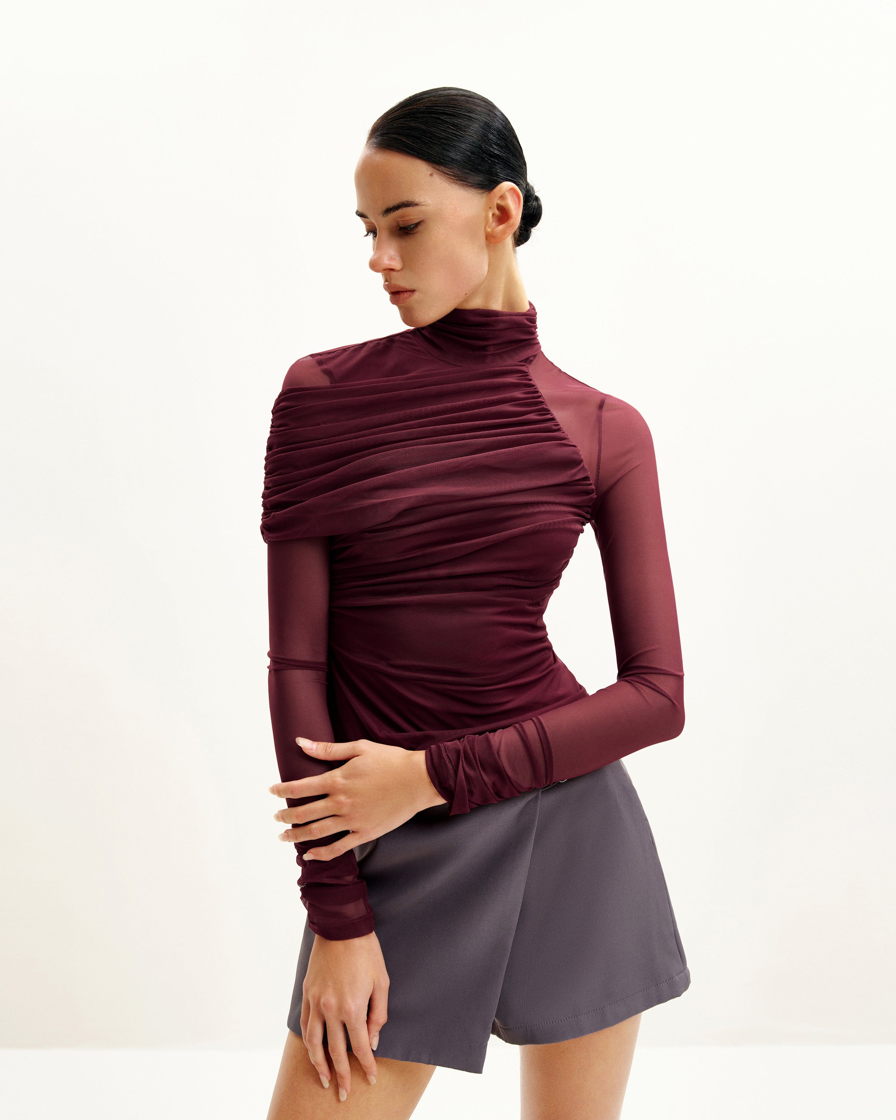 Ella Sheer Ruched Turtleneck Top - Burgundy - JW PEI - Modalova