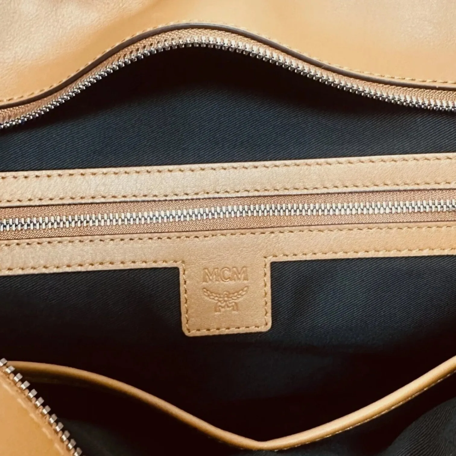 Women's Monogram Visetos Medium Shopper Tote Bag With Charm - MCM - Modalova