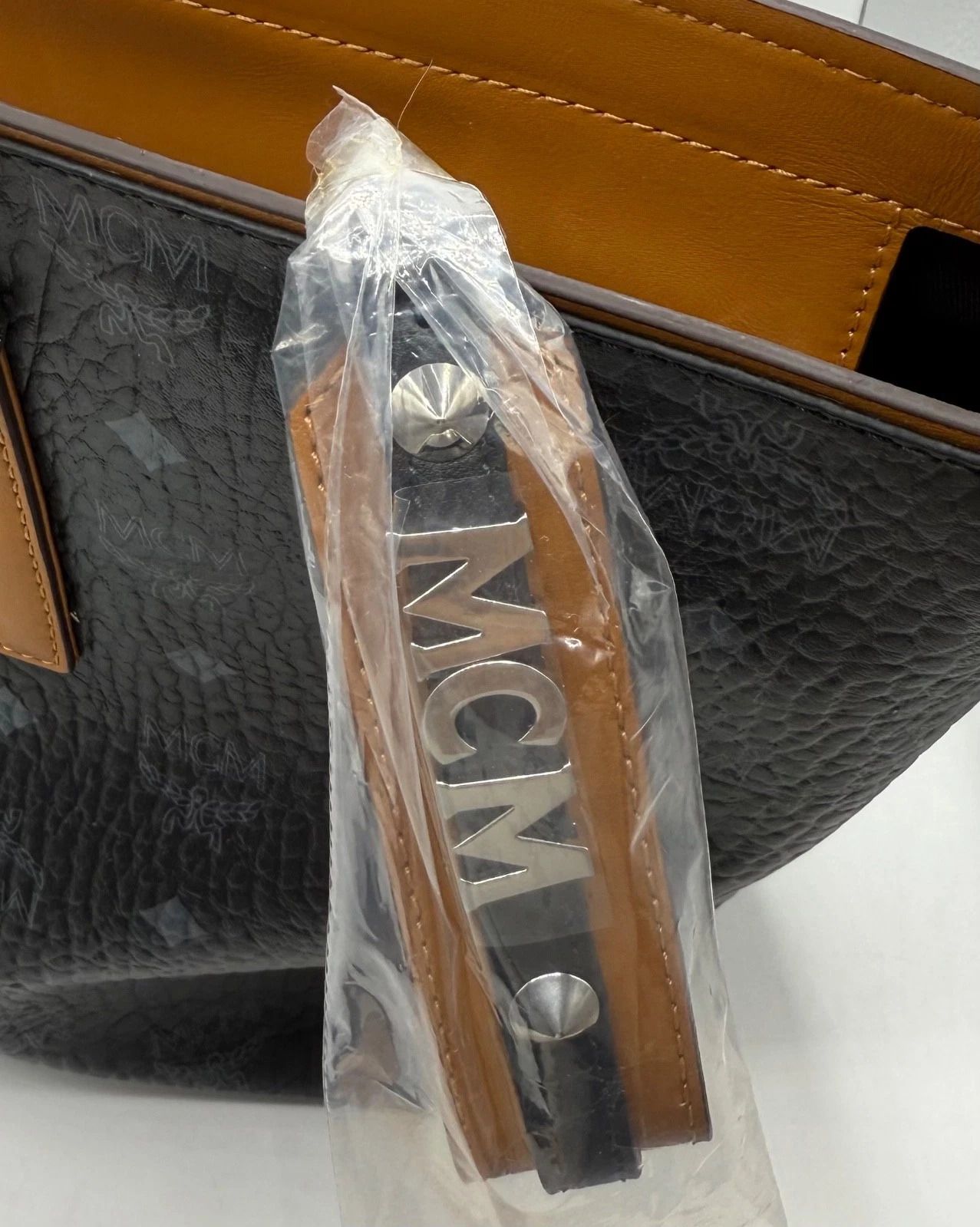 Women's Monogram Visetos Medium Shopper Tote Bag With Charm - MCM - Modalova