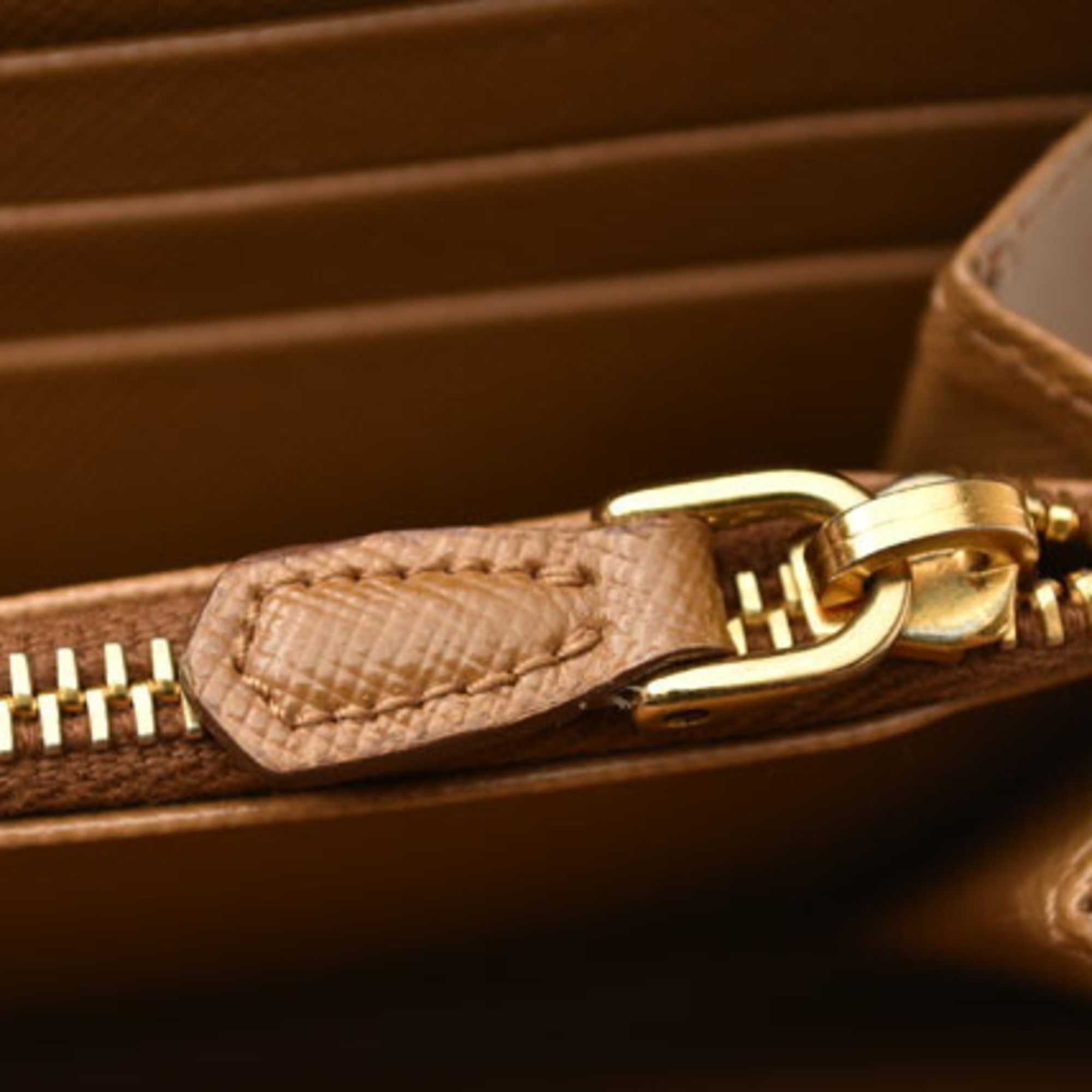 Saffiano Metal Wallet (Bi-Fold) (Pre-Owned) - Prada - Modalova