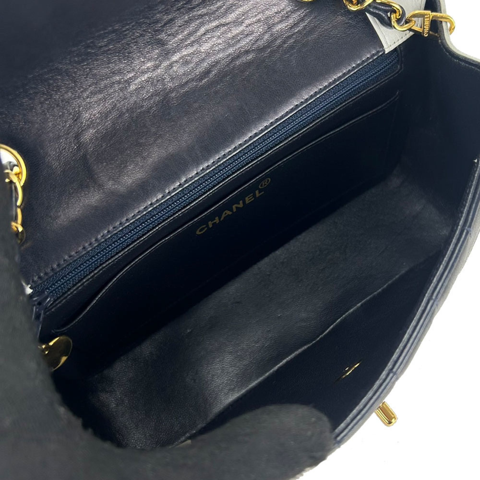 Leather Shoulder Bag (Pre-Owned) - Chanel - Modalova