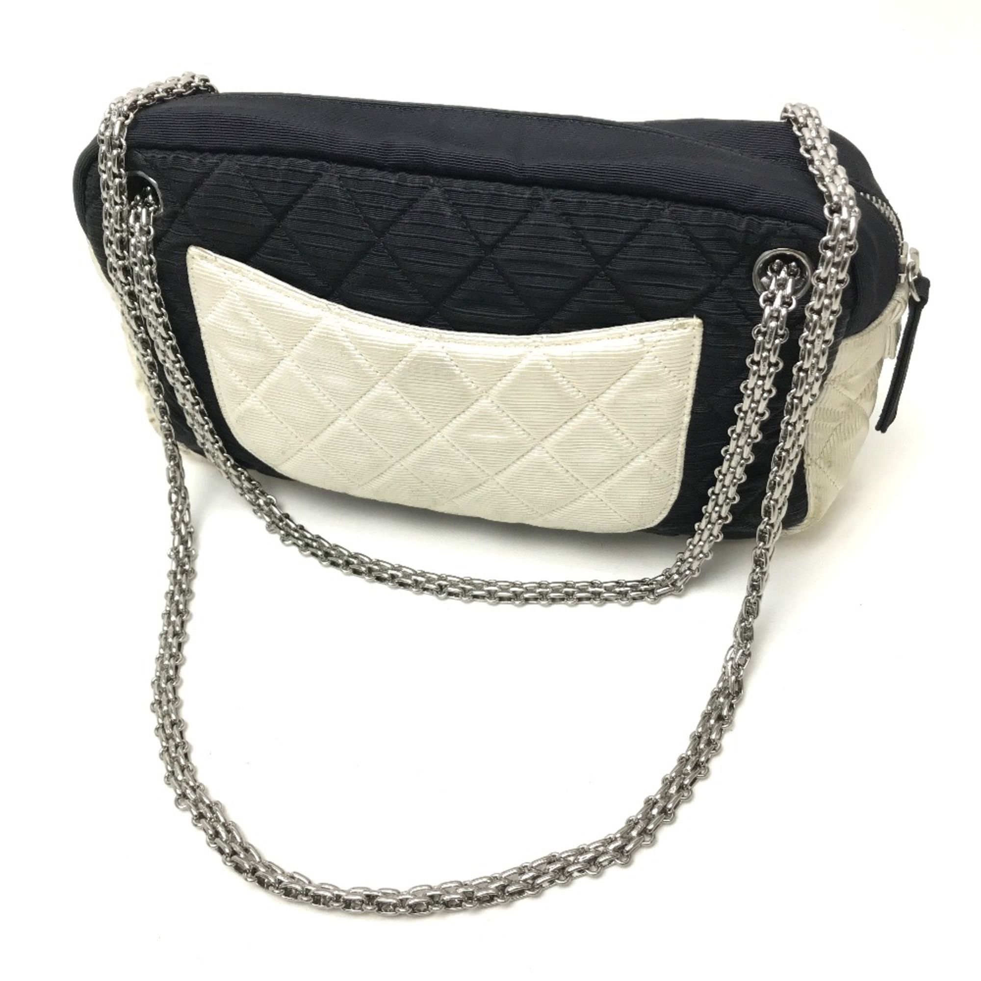 Cloth Shoulder Bag (Pre-Owned) - Chanel - Modalova