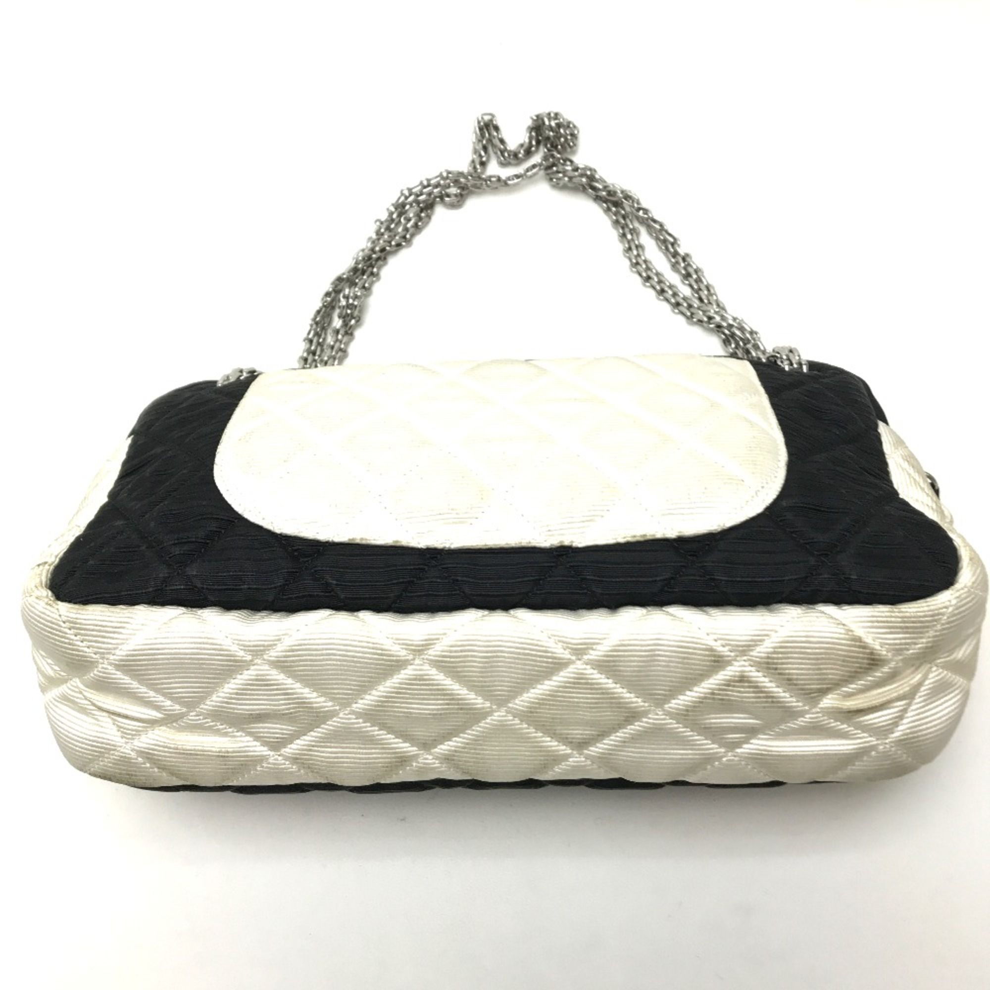 Cloth Shoulder Bag (Pre-Owned) - Chanel - Modalova