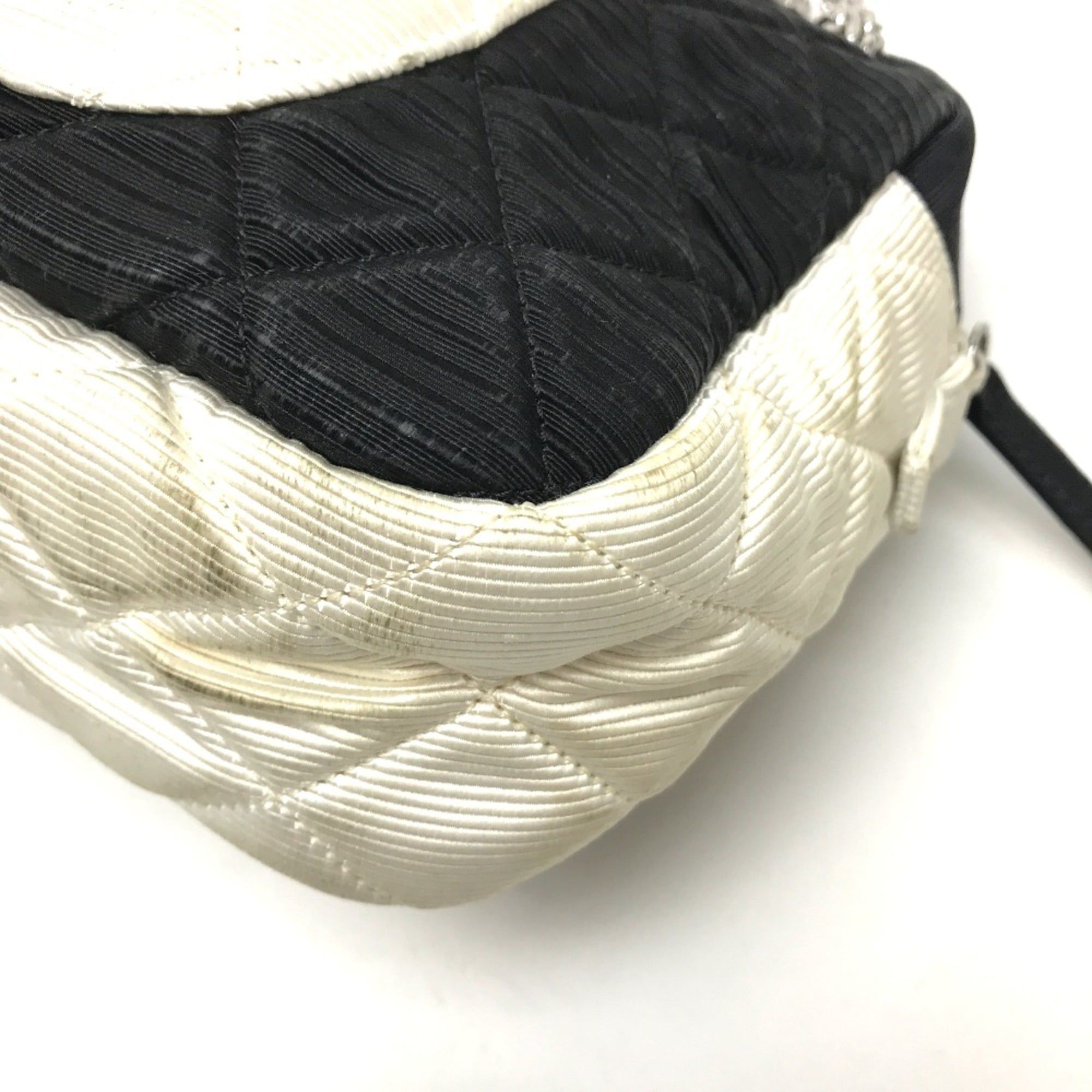 Cloth Shoulder Bag (Pre-Owned) - Chanel - Modalova