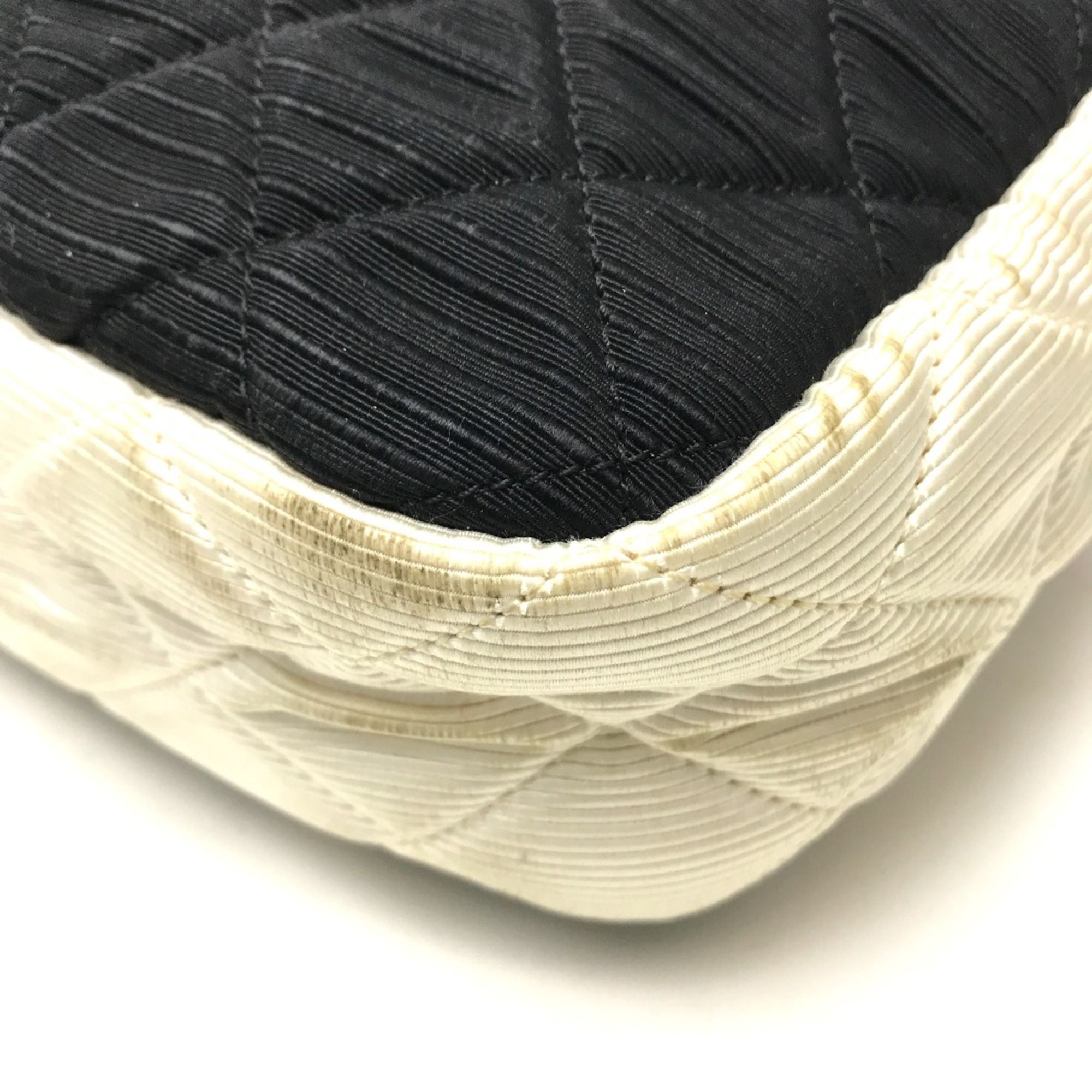 Cloth Shoulder Bag (Pre-Owned) - Chanel - Modalova