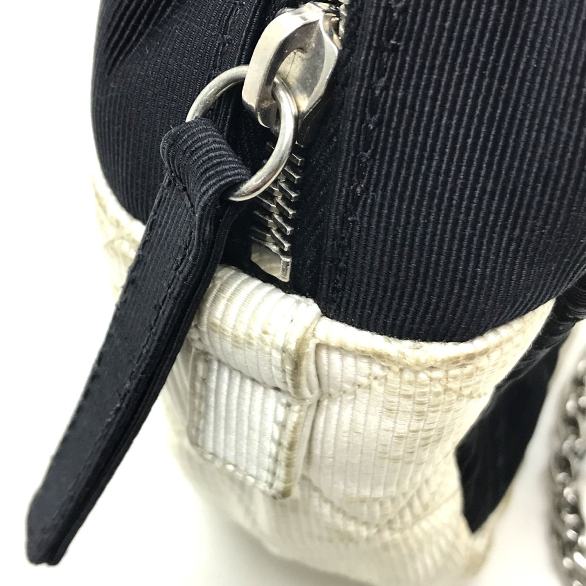 Cloth Shoulder Bag (Pre-Owned) - Chanel - Modalova