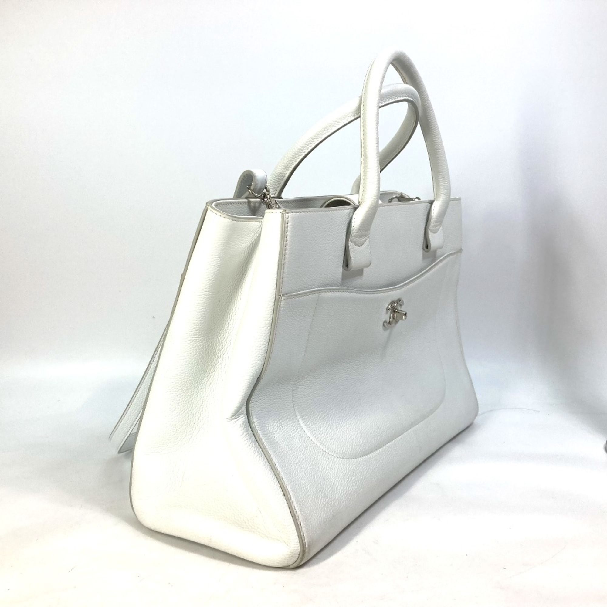 Leather Handbag (Pre-Owned) - Chanel - Modalova