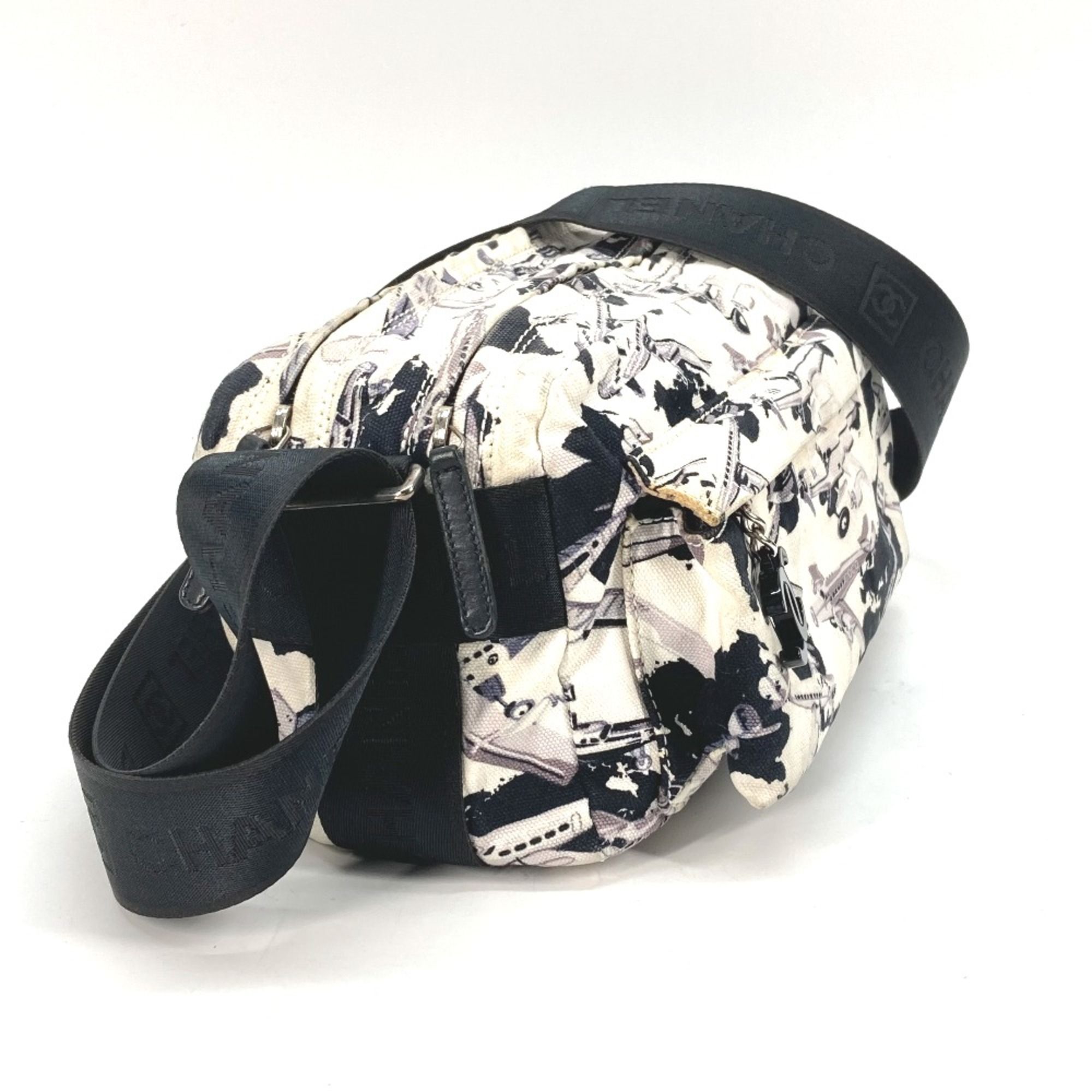Cloth Shoulder Bag (Pre-Owned) - Chanel - Modalova