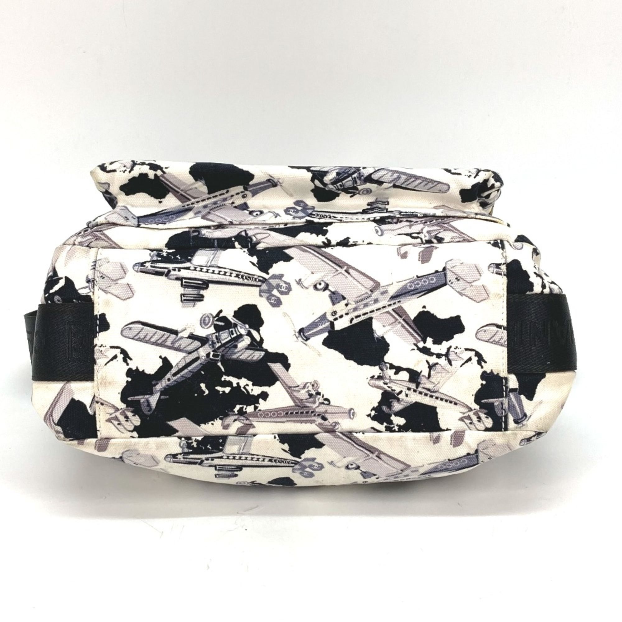 Cloth Shoulder Bag (Pre-Owned) - Chanel - Modalova