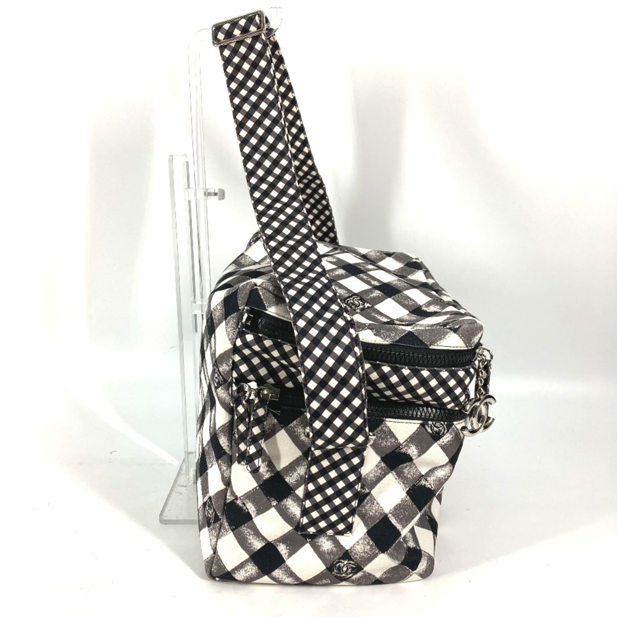 Cloth Shoulder Bag (Pre-Owned) - Chanel - Modalova