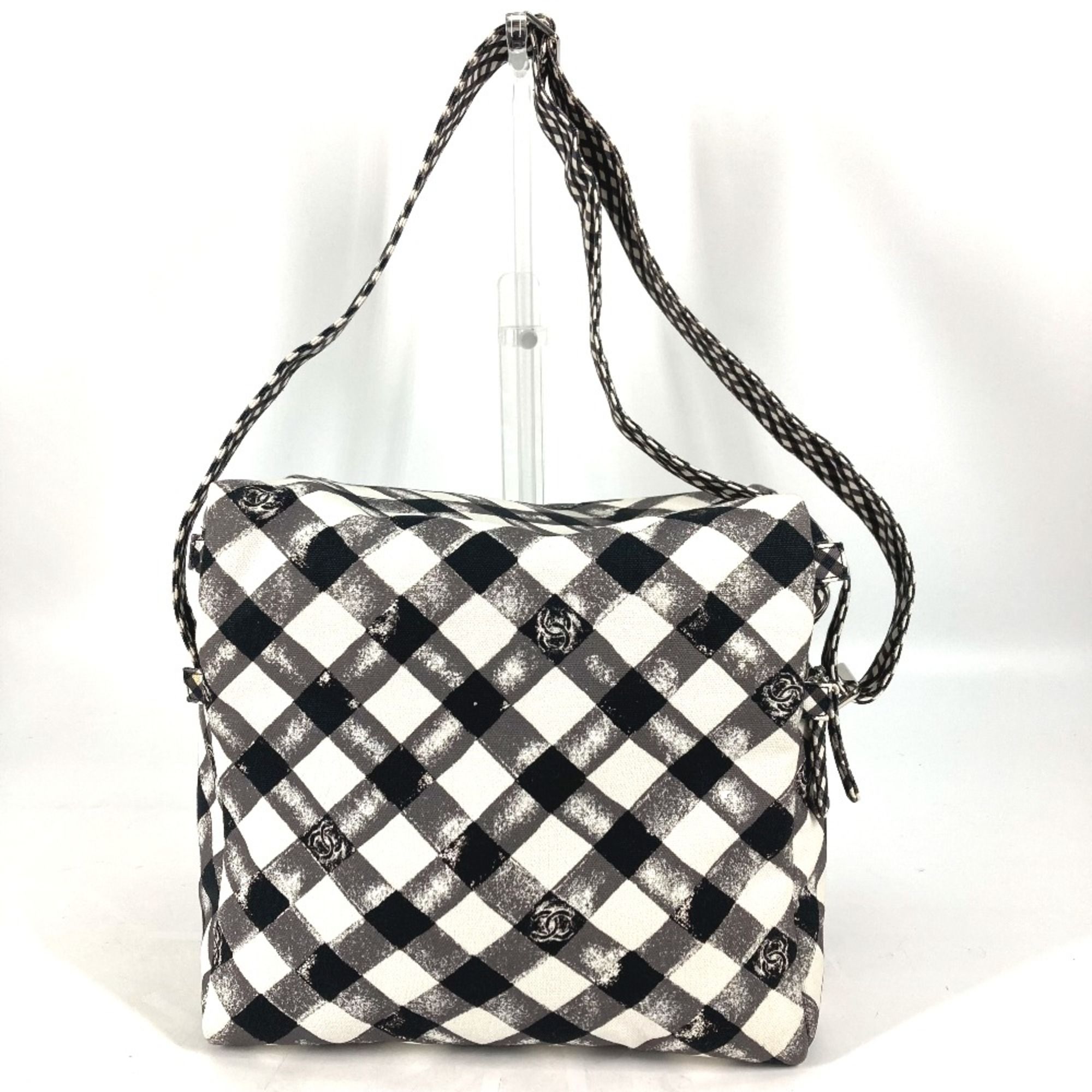 Cloth Shoulder Bag (Pre-Owned) - Chanel - Modalova