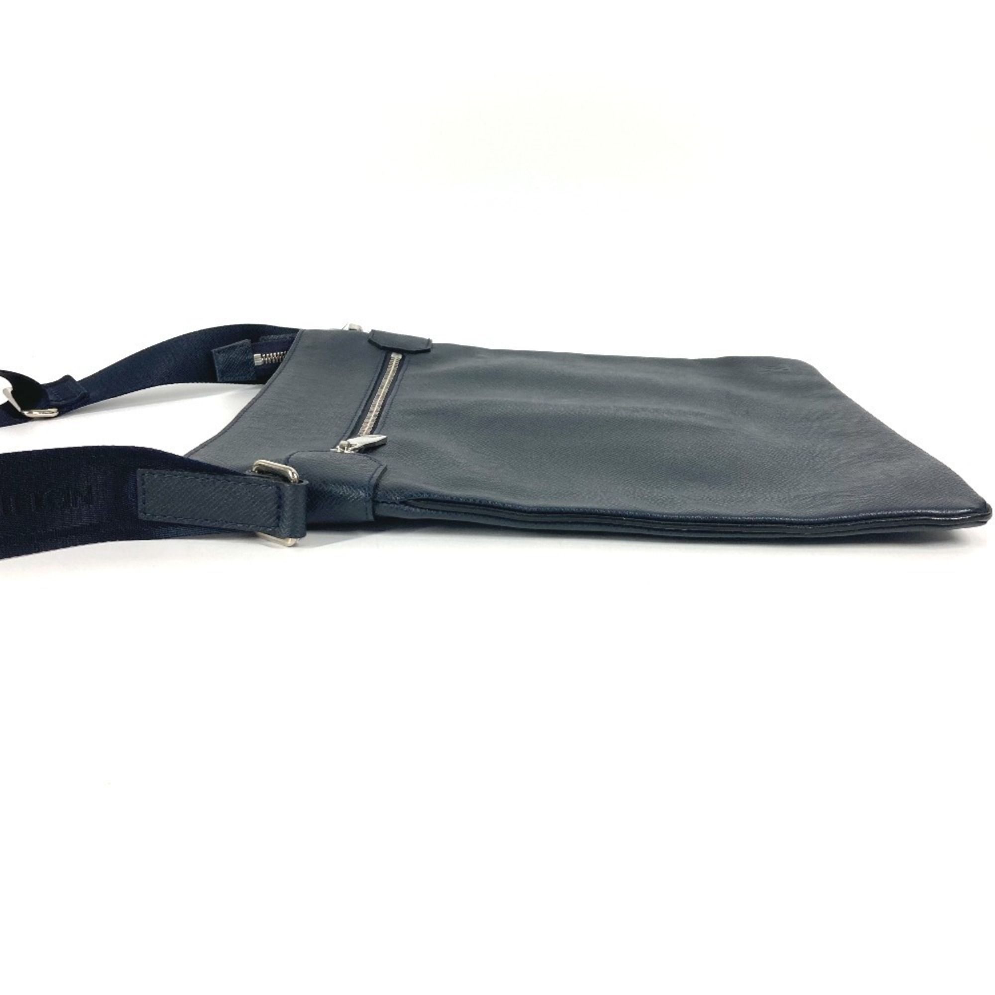 Taiga Leather Shoulder Bag (Pre-Owned) - Louis Vuitton - Modalova
