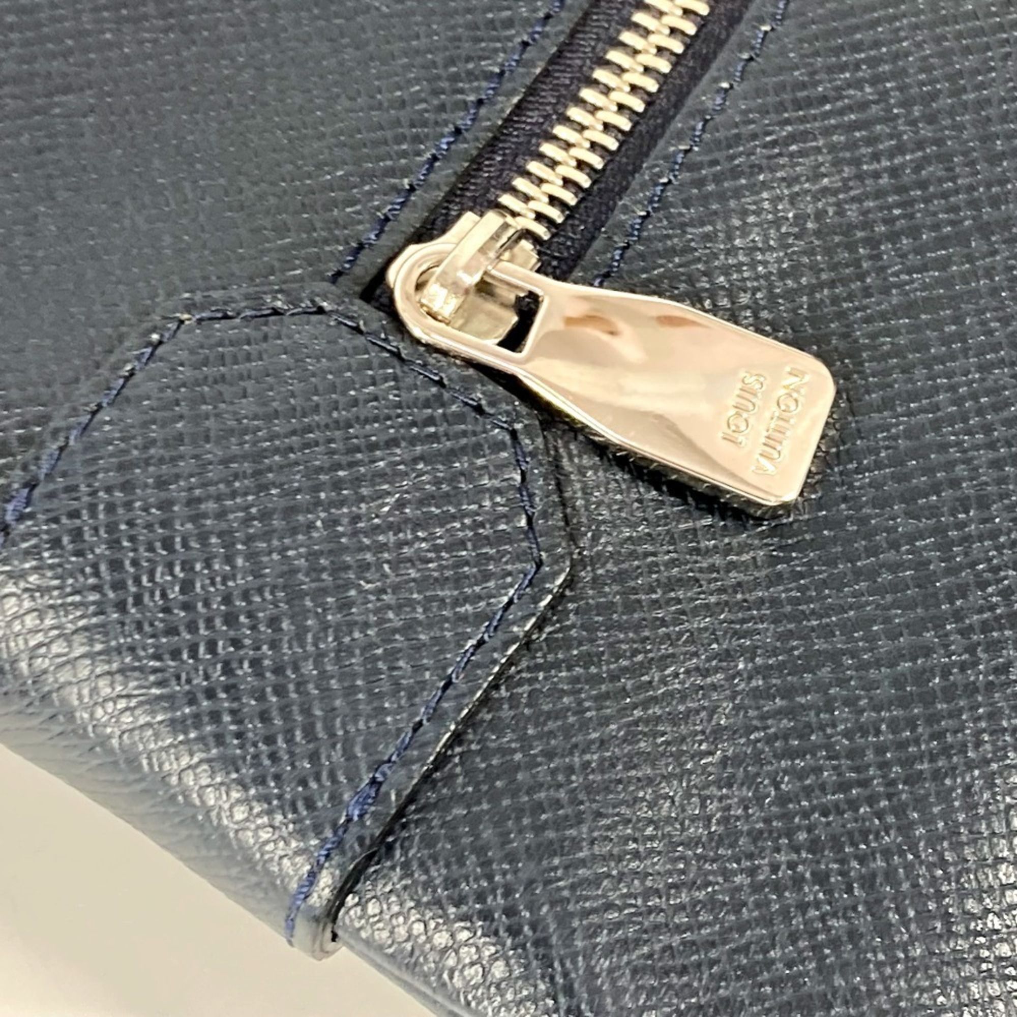 Taiga Leather Shoulder Bag (Pre-Owned) - Louis Vuitton - Modalova