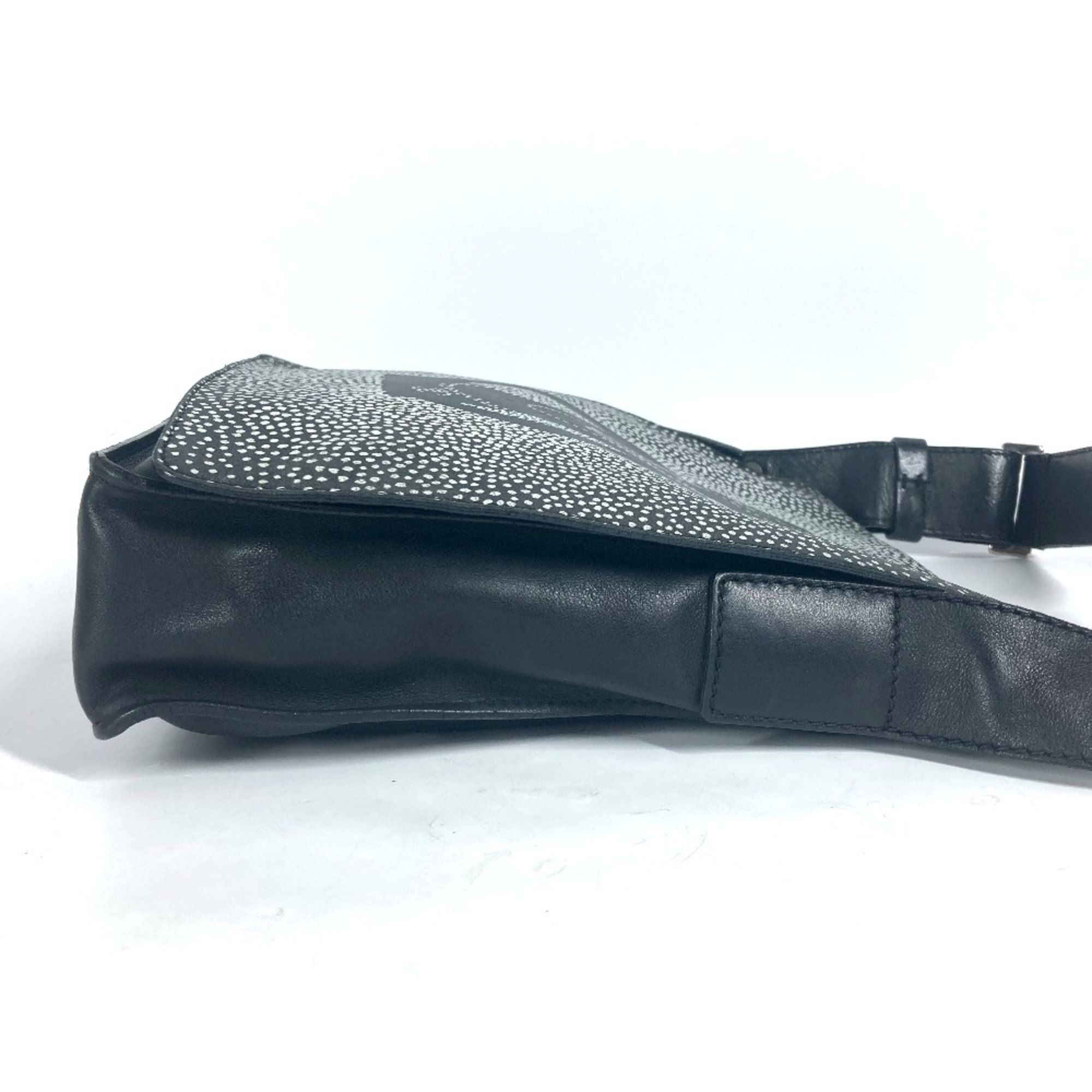 Leather Shoulder Bag (Pre-Owned) - Chanel - Modalova