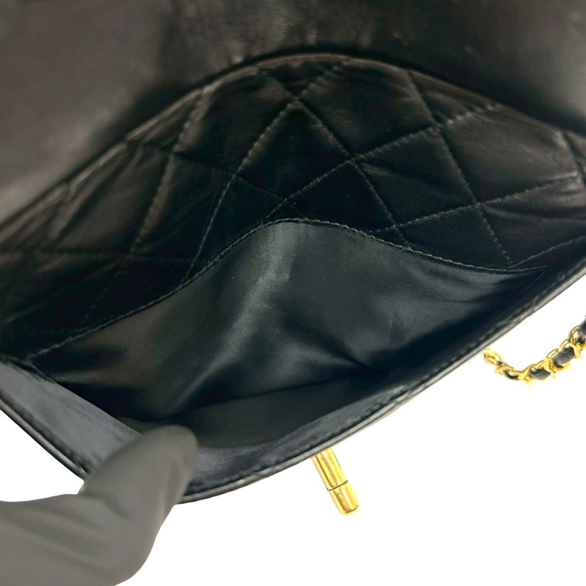 Matelasse Leather Shoulder Bag (Pre-Owned) - Chanel - Modalova