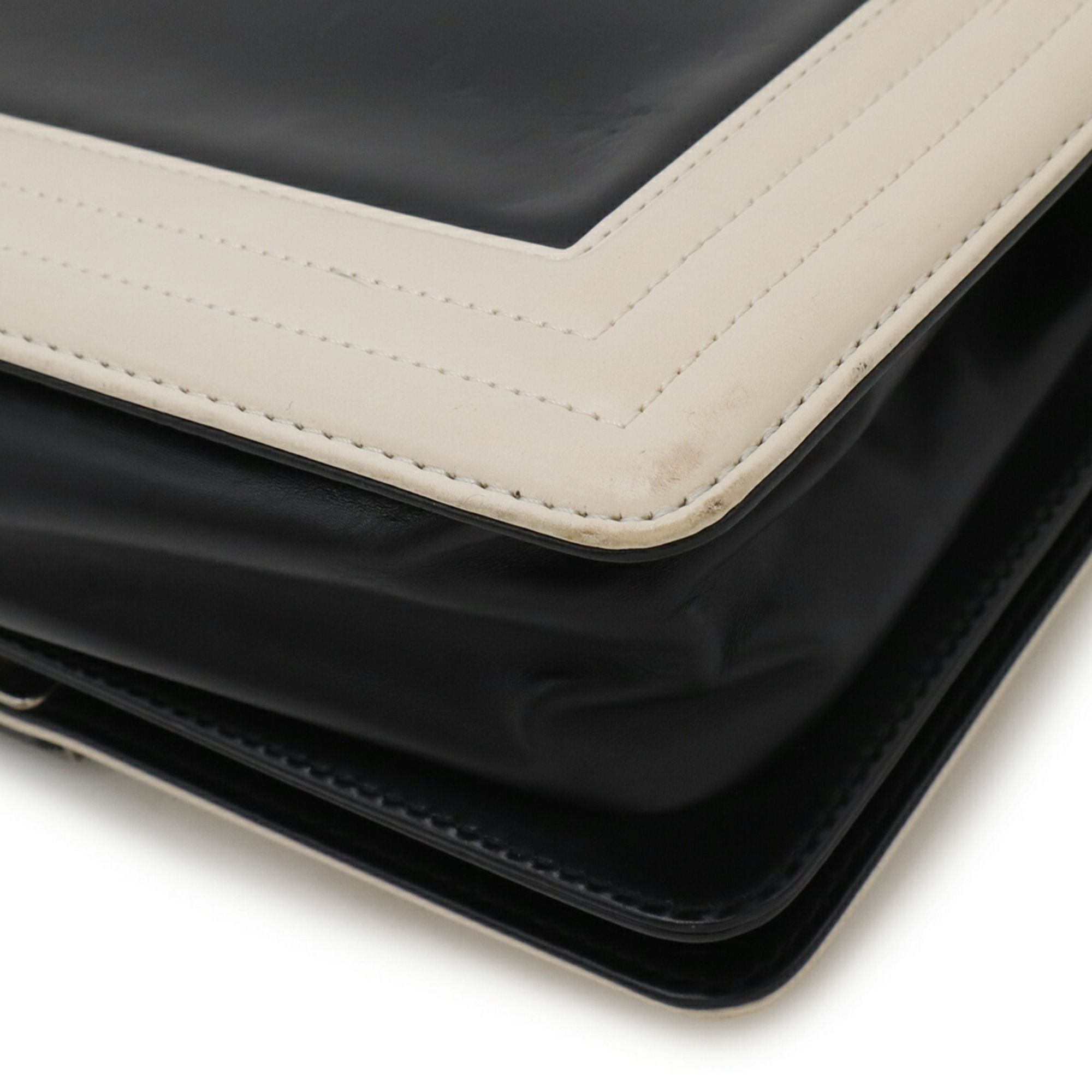 Leather Shoulder Bag (Pre-Owned) - Chanel - Modalova
