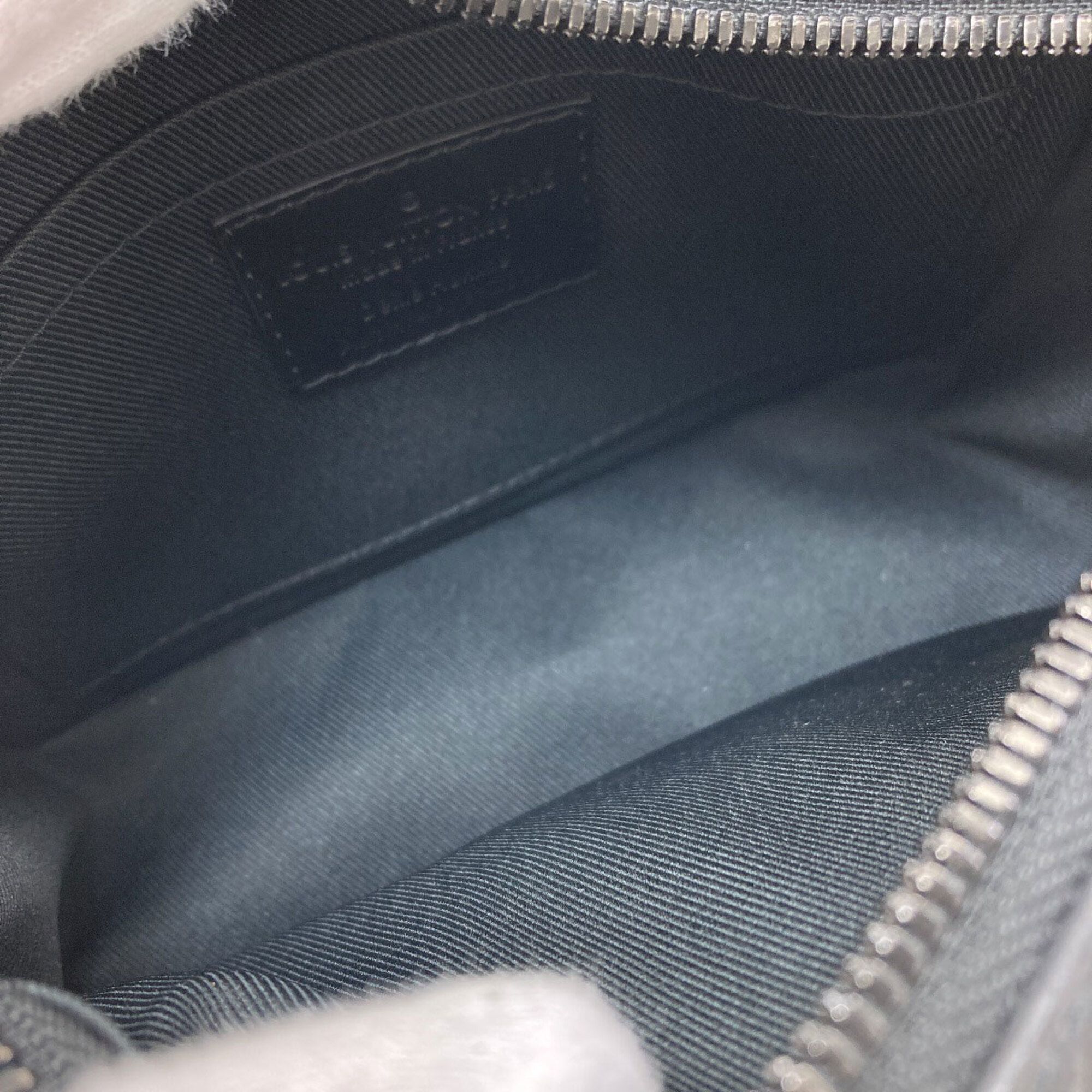 Taiga Leather Shoulder Bag (Pre-Owned) - Louis Vuitton - Modalova