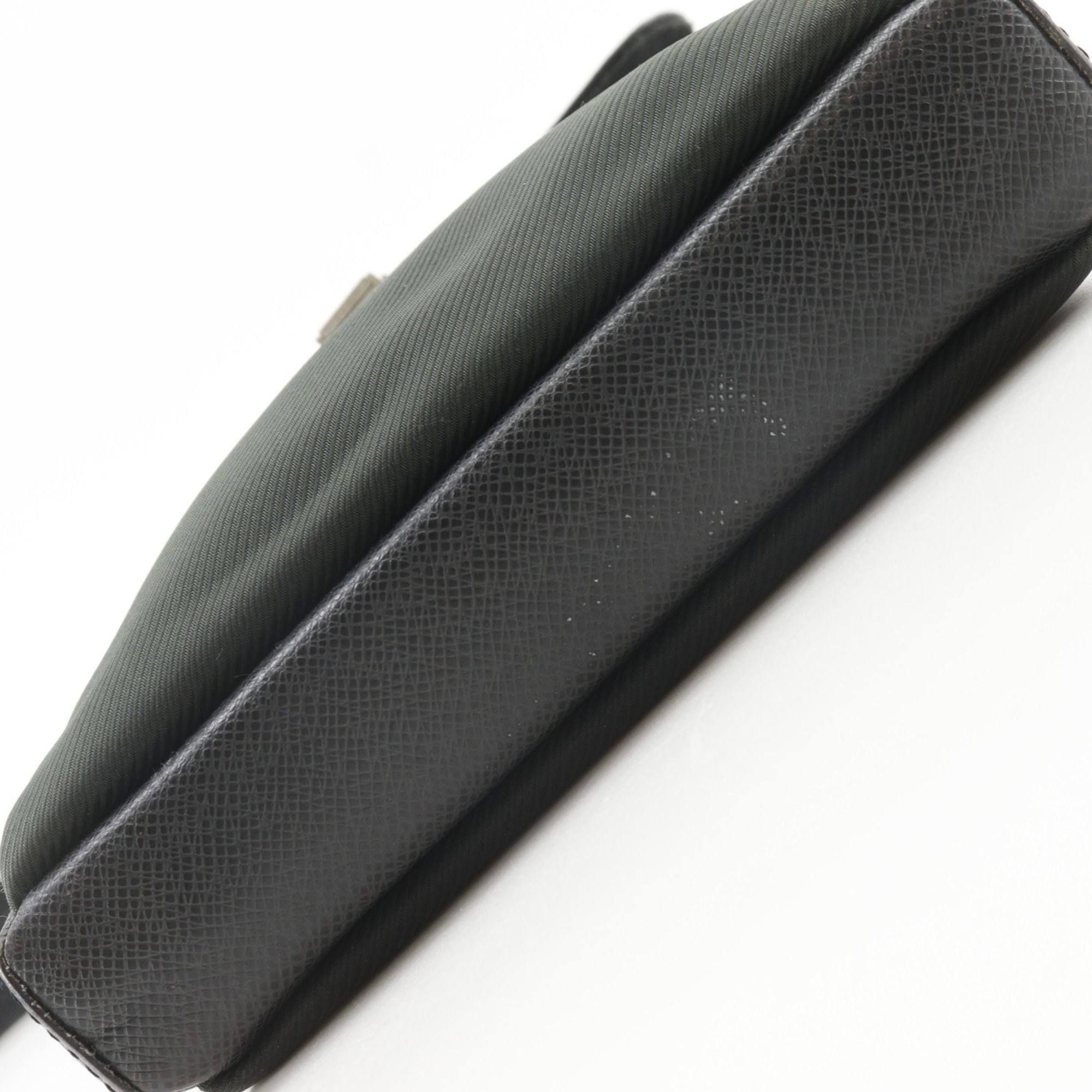 Taiga Leather Shoulder Bag (Pre-Owned) - Louis Vuitton - Modalova