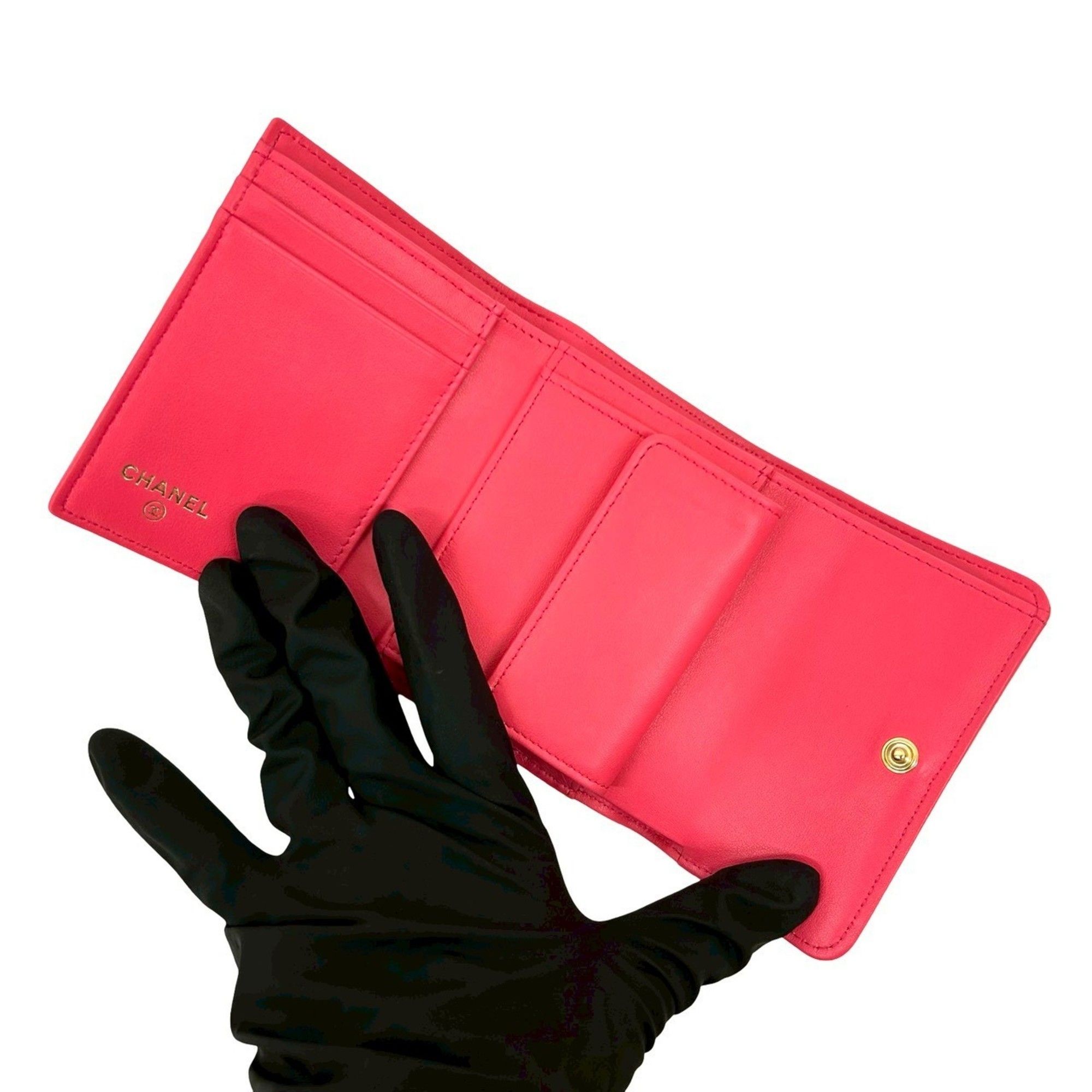 Leather Wallet (Tri-Fold) (Pre-Owned) - Chanel - Modalova