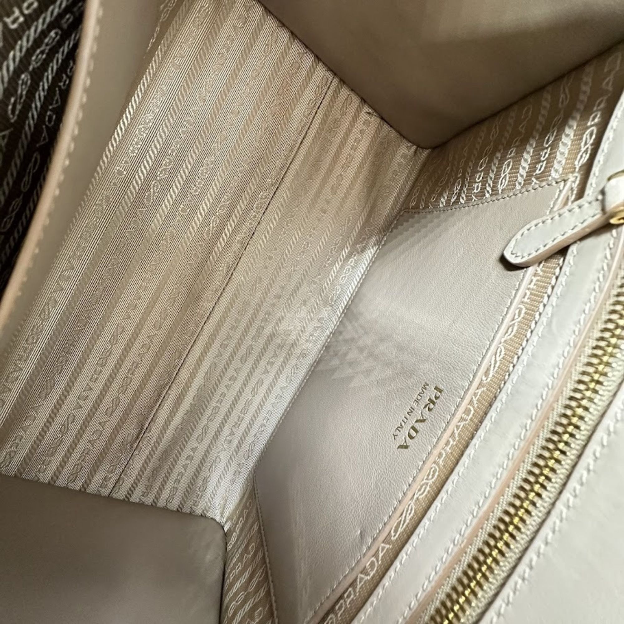 Saffiano Leather Handbag (Pre-Owned) - Prada - Modalova