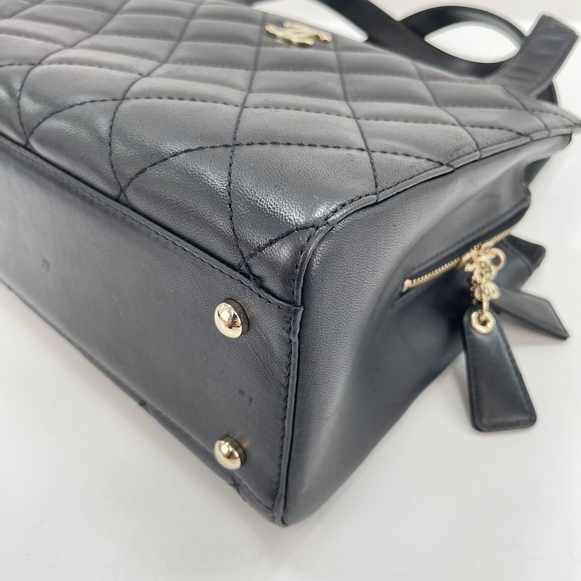 Chanel Black Handbag (Pre-Owned) - Chanel - Modalova